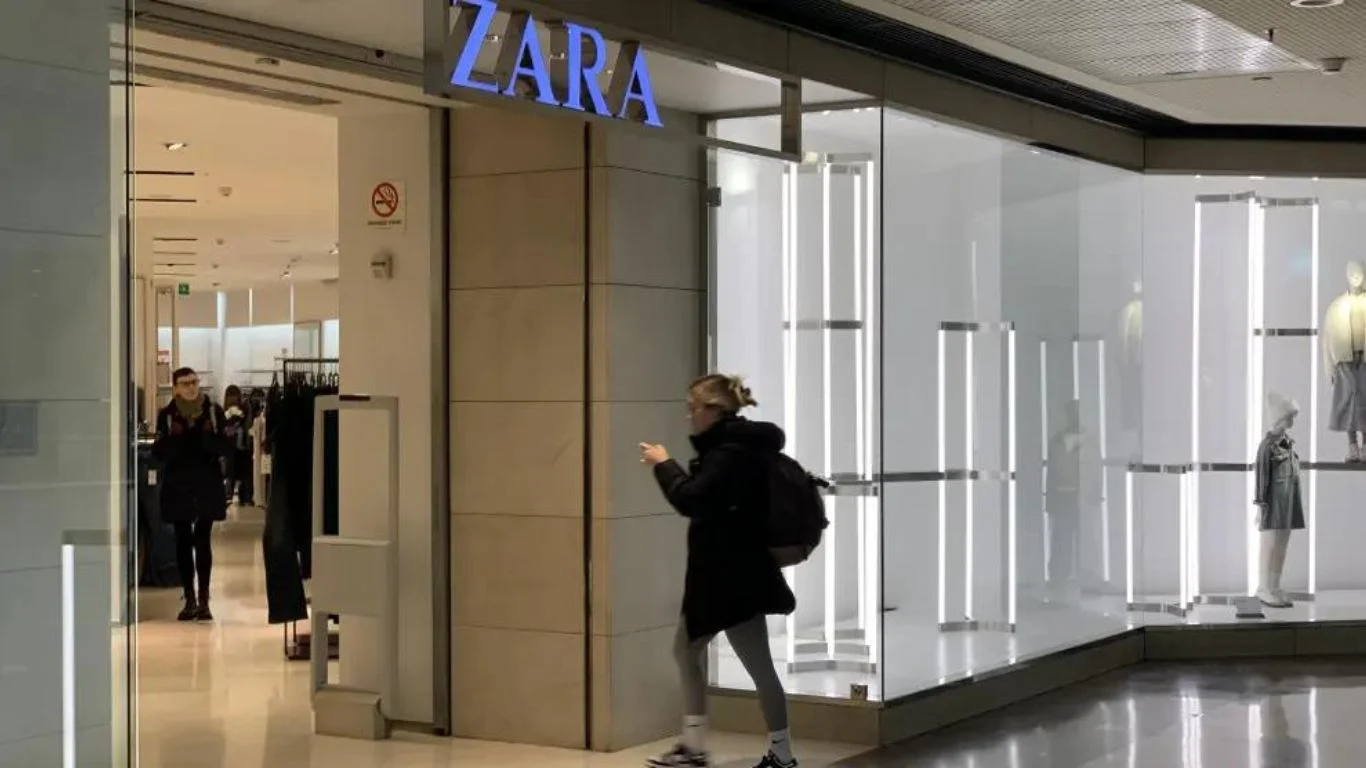 Zara lanza el vestido que será tendencia este otoño: elegante, con manguita y falda larga