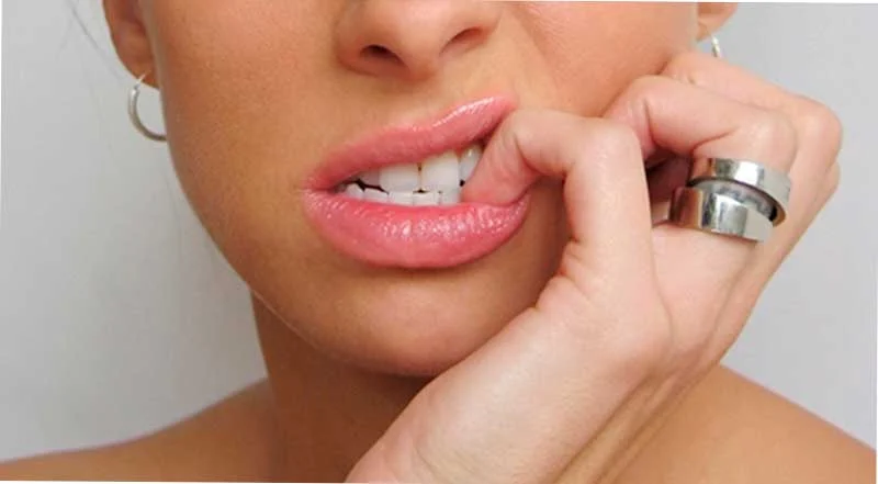 Efectos dentales y gastroinstestinales de morderse las uñas 