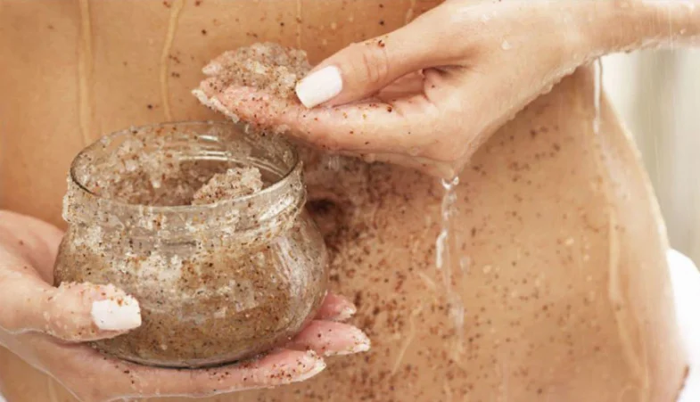¡No gastes más! El exfoliante casero de 2 euros que tu piel pide