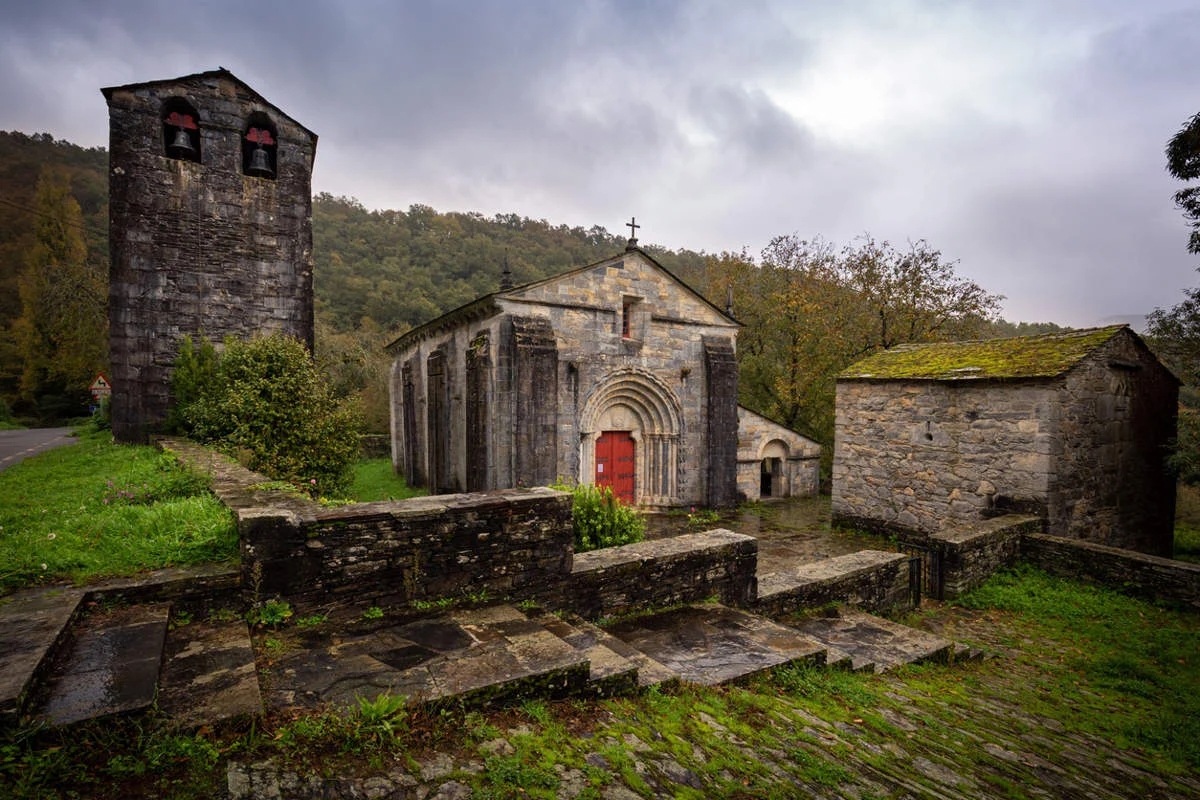 El secreto de la ermita de mármol que los templarios ocultaron en un bosque de Galicia