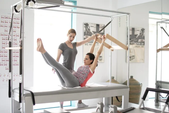 La reina Letizia comparte su rutina de ejercicio para mantener la flexibilidad y la fuerza 1 Merca2.es El pilates Cadillac: versatilidad y presición en el ejercicio