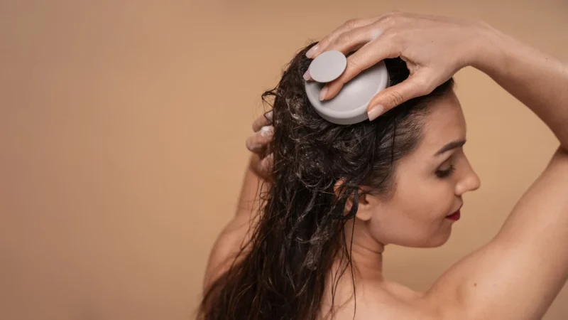 medium shot woman giving herself scalp massage Merca2.es