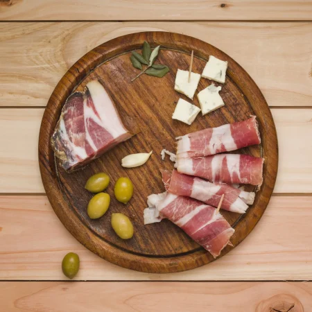 olives garlic clove cheese slice bacon wooden tray desk Merca2.es