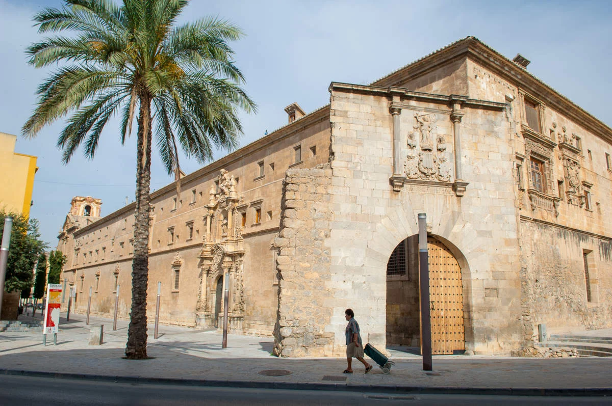 El secreto literario de Alicante: La Capilla Sixtina en un pueblo de ensueño