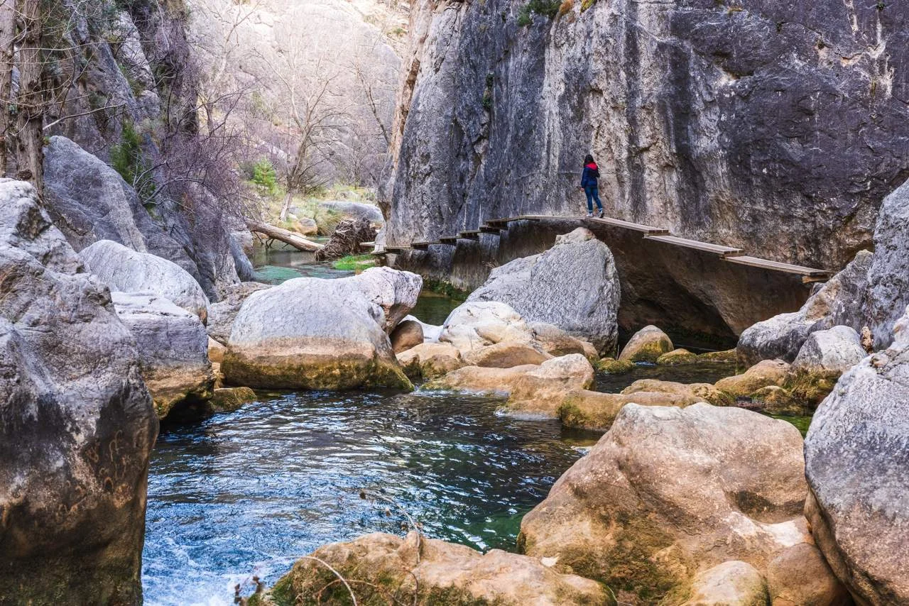 Descubre el sendero fluvial de Teruel entre pasarelas y piscinas naturales que te está esperando