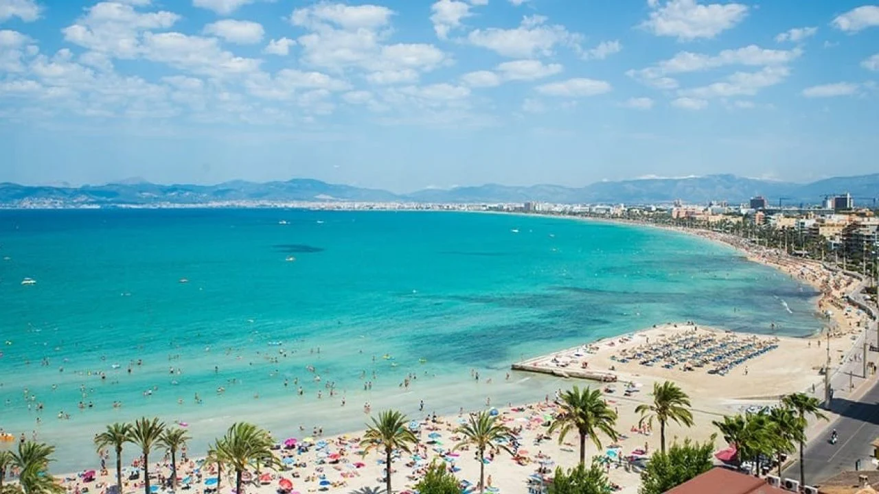 Descubre los destinos turísticos más masificados de España, según Holidu