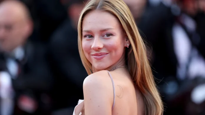 El romance entre Ester Expósito y una famosa cantante que encienden las redes pero no se animan a confirmar