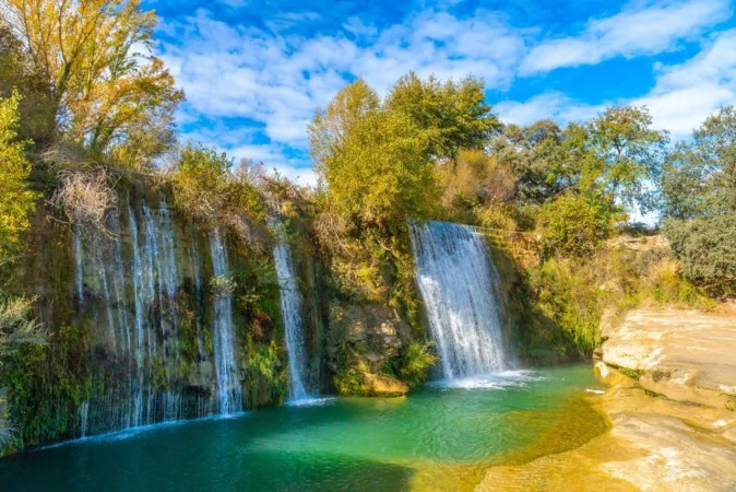 Descubre este paraíso oculto: la mágica piscina natural de Huesca con una espectacular cascada 1 Merca2.es Piscina natural