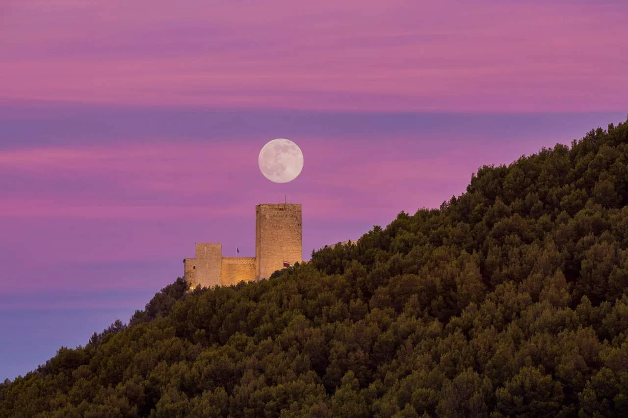 Este es el lugar perfecto de España para ver la luna de ciervo el domingo