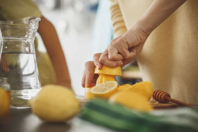 El momento ideal del día para tomar agua con limón y perder peso 1 Merca2.es La hora dorada: Tomar agua con limón en ayunas