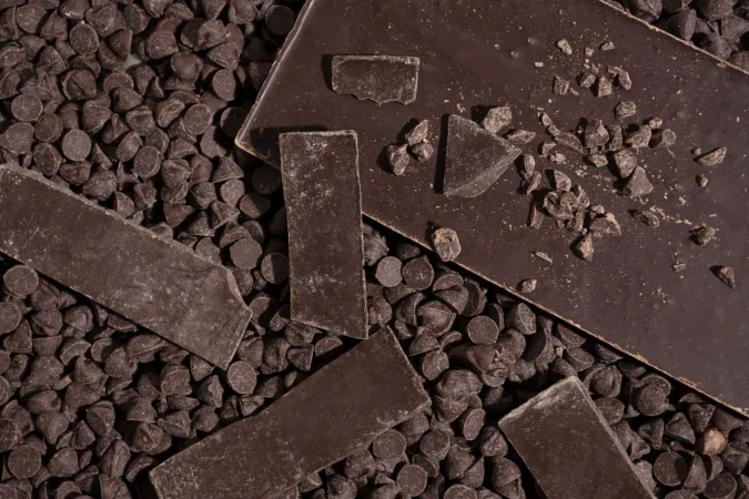 top view chocolate tablets chips arrangement Merca2.es