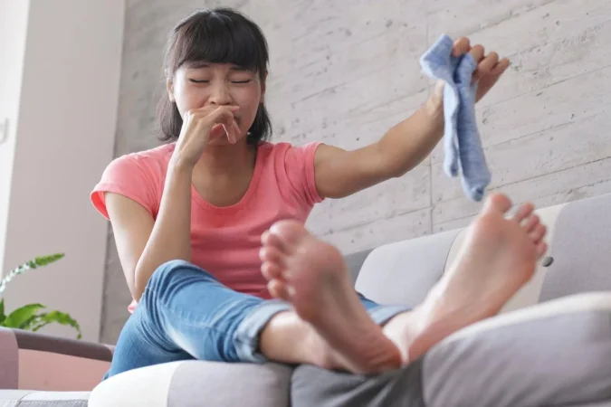El poder milagroso del vinagre para el mal olor en los pies 