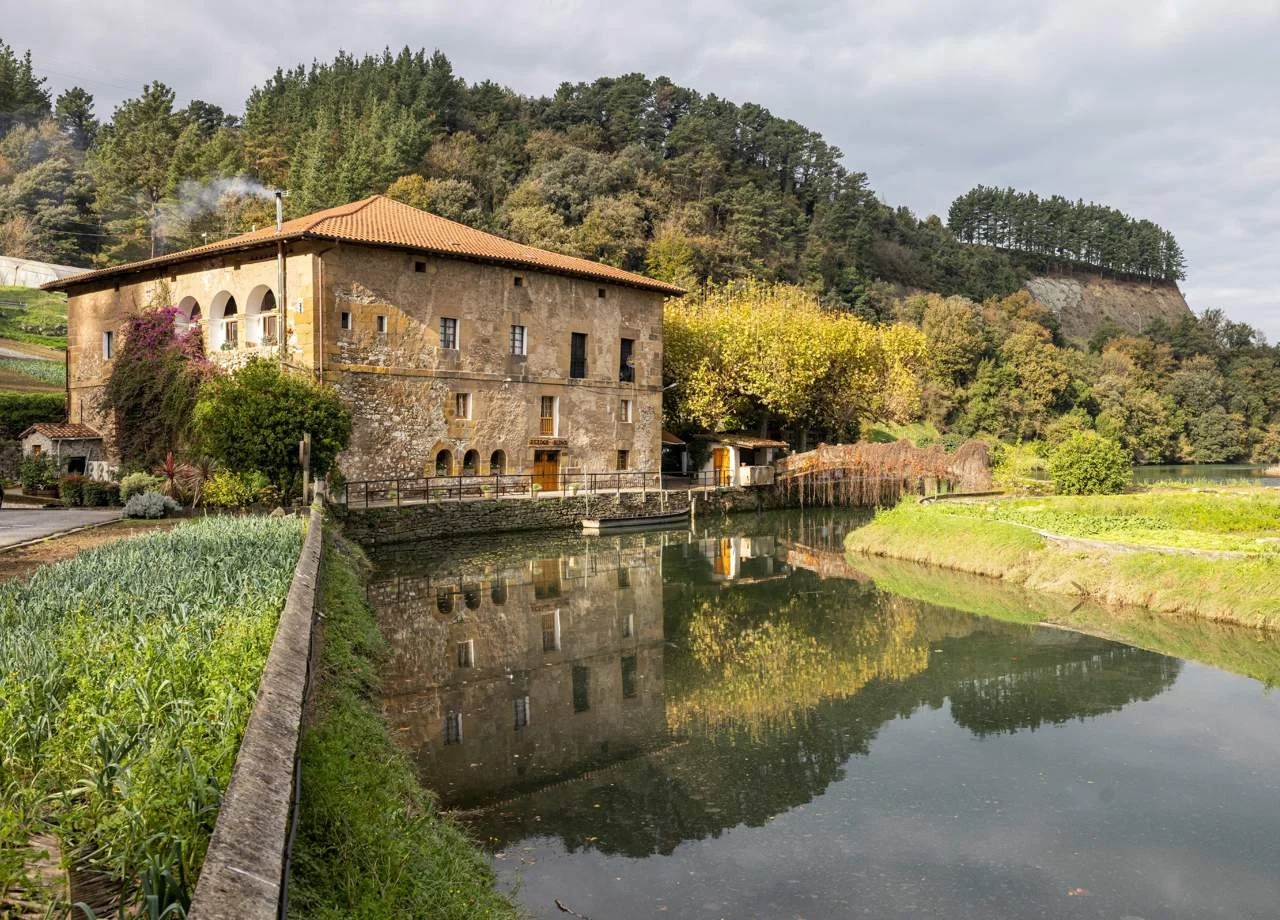 La guía definitiva de la Costa Vasca: pueblos con encanto y restaurantes de lujo que no puedes perder esta temporada