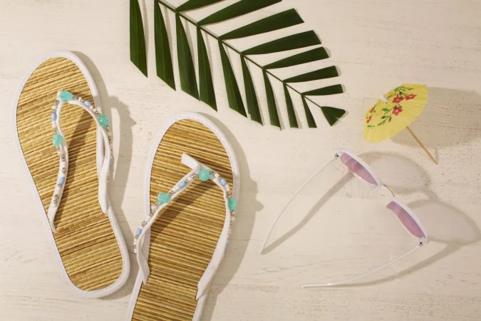 Presume de chanclas Quiksilver este verano, las encontrarás al mejor precio en Decathlon 3 Merca2.es view flip flops with summer essentials sunglasses Merca2.es