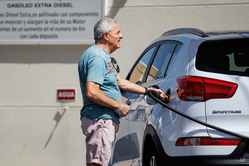 Tercer descenso semanal consecutivo de los carburantes, aliviando los costes del viaje de agosto