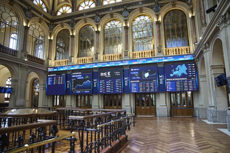 Preocupante caída del Ibex 35: el índice referencia de la Bolsa española pierde cerca de un 1% a mitad de sesión y se sitúa por debajo de los 11.000 puntos