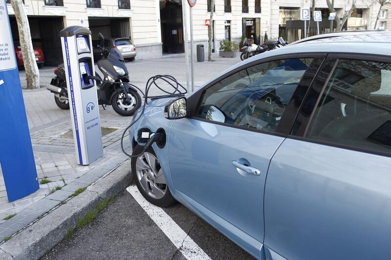 Leve frenazo de los registros de vehículos de turismo electrificados: bajan un 3,7% en julio