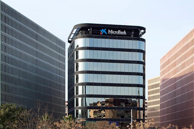 CaixaBank demuestra su compromiso social: MicroBank destina 1.079 millones a 120.000 proyectos hasta junio