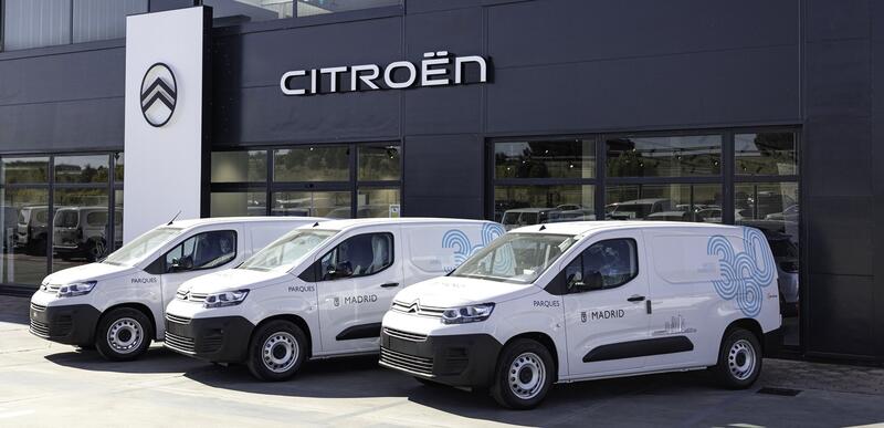 Stellantis cede 55 vehículos 100% eléctricos a Acciona para labores de mantenimiento en parques de Madrid