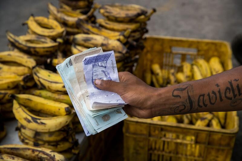 La inflación en Venezuela sigue una tendencia mixta: baja al 62% interanual y sube al 4% mensual