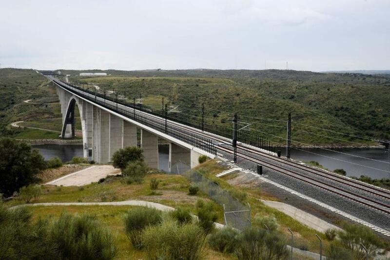 Adif destinará 8,5 millones a la colocación de barreras acústicas y de protección aviar en el eje Este