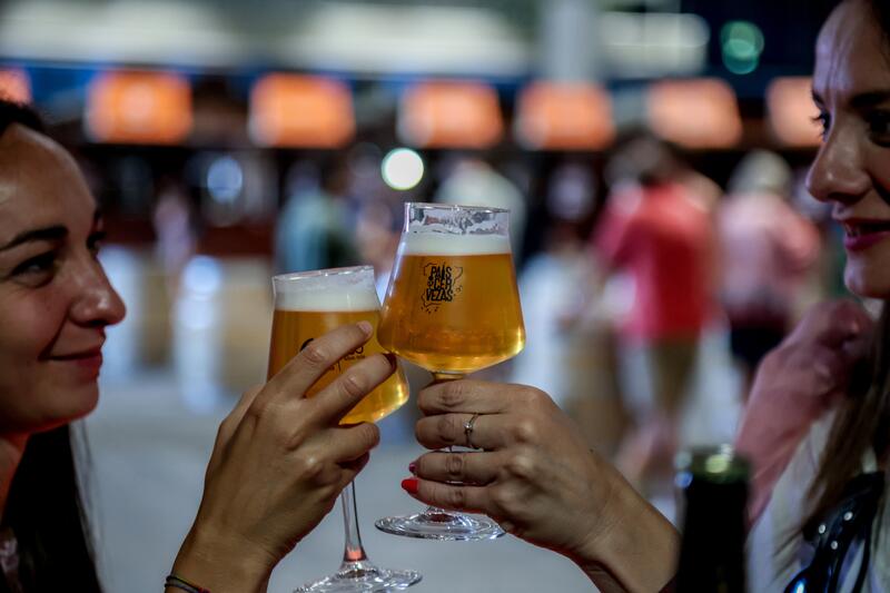 En España cae un 14% el consumo de cañas de cerveza, mientras la clara registra un aumento del 35%
