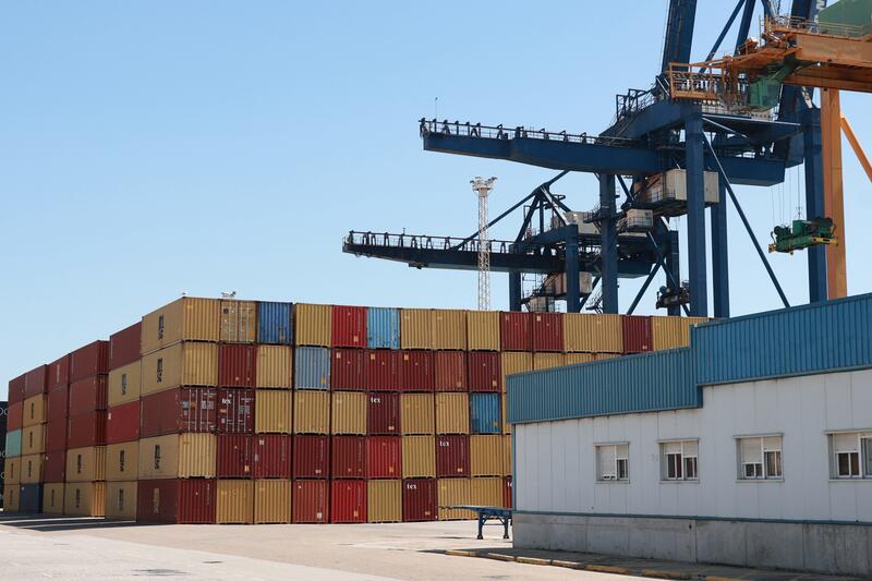 El primer semestre refleja una caída del 3,6% en el déficit comercial, reduciéndose a 15.822 millones