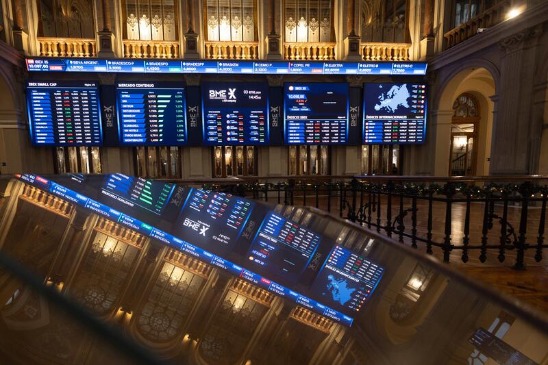 Con una ligera variación, el Ibex 35 aguarda atento las actas de la Fed