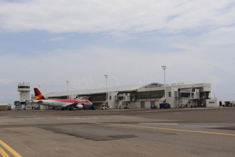 Colombia refuerza la producción de combustible y garantiza inventarios suficientes en sus aeropuertos