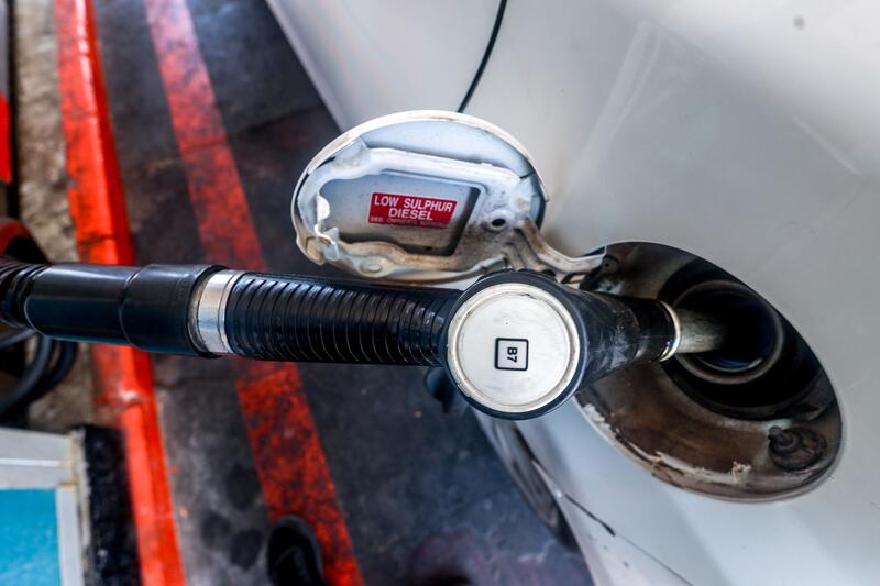 Los precios de los carburantes alcanzan mínimos anuales en plena operación retorno de las vacaciones de verano