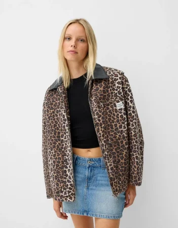 Las tendencias más locas de Bershka para este verano 12 Merca2.es Cazadora animal print