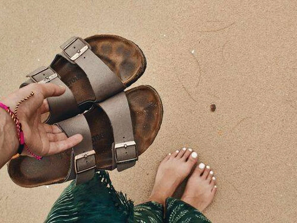 Deshazte de las terribles huellas negras de tus sandalias al instante con este truco sencillo
