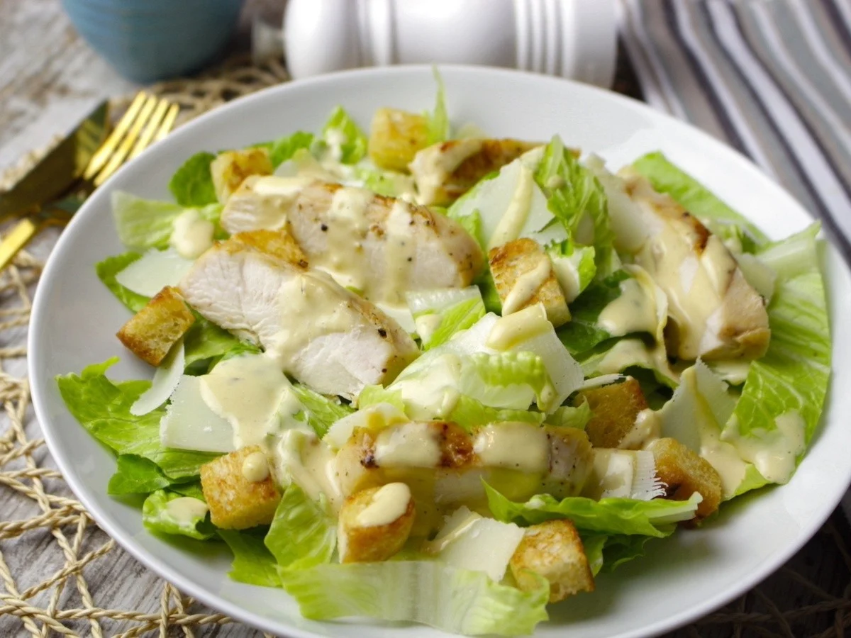 Disfruta de una ensalada César con pollo y salsa casera: ¡Lista en solo 25 minutos!