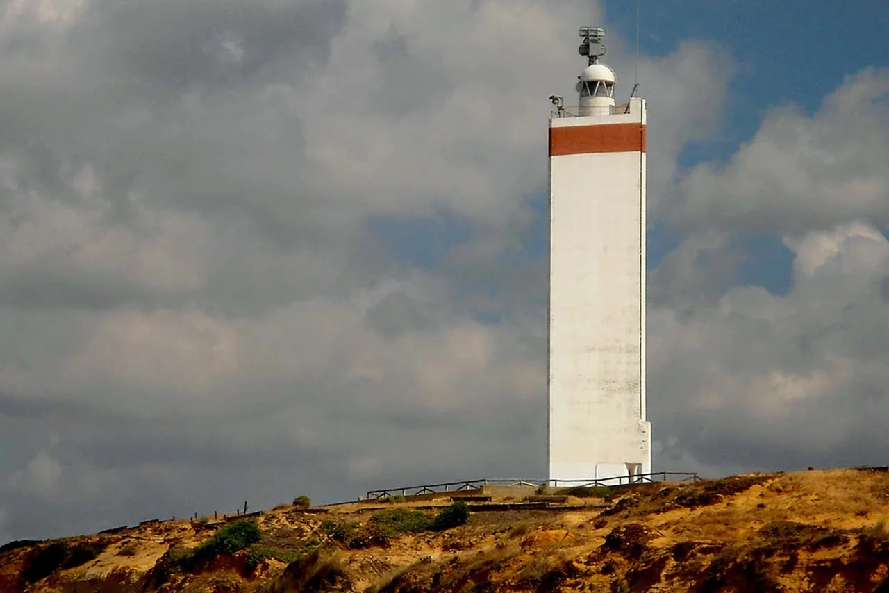 El faro triangular de Huelva: una joya única en la conocida playa de Mazagón