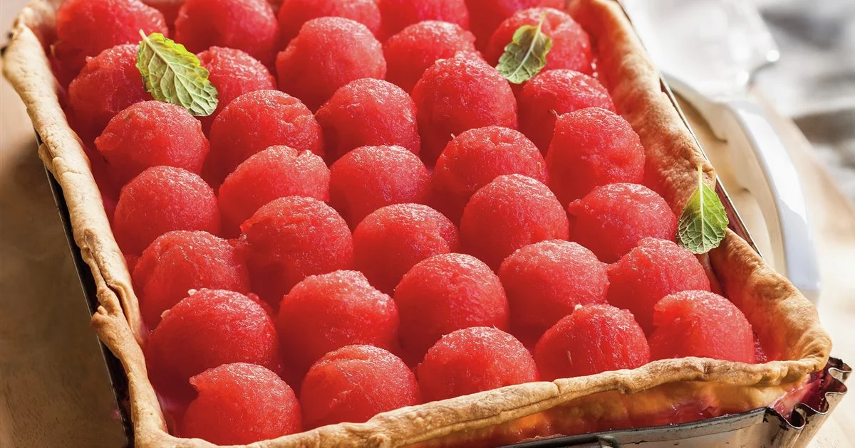 El mejor postre de verano es esta tarta fácil con cuajada, masa brisa y bolitas de sandía