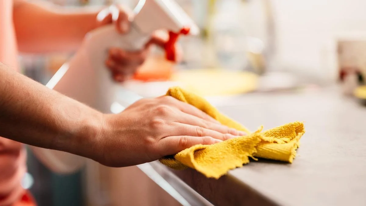 Elimina las manchas de tus bayetas al instante con el truco infalible de la abuela