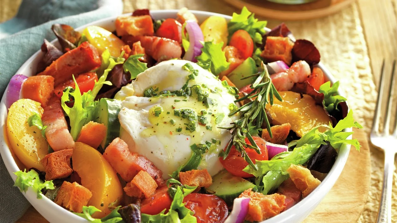 Ensalada de burrata y ciruela congelada: un toque refrescante en solo 10 minutos