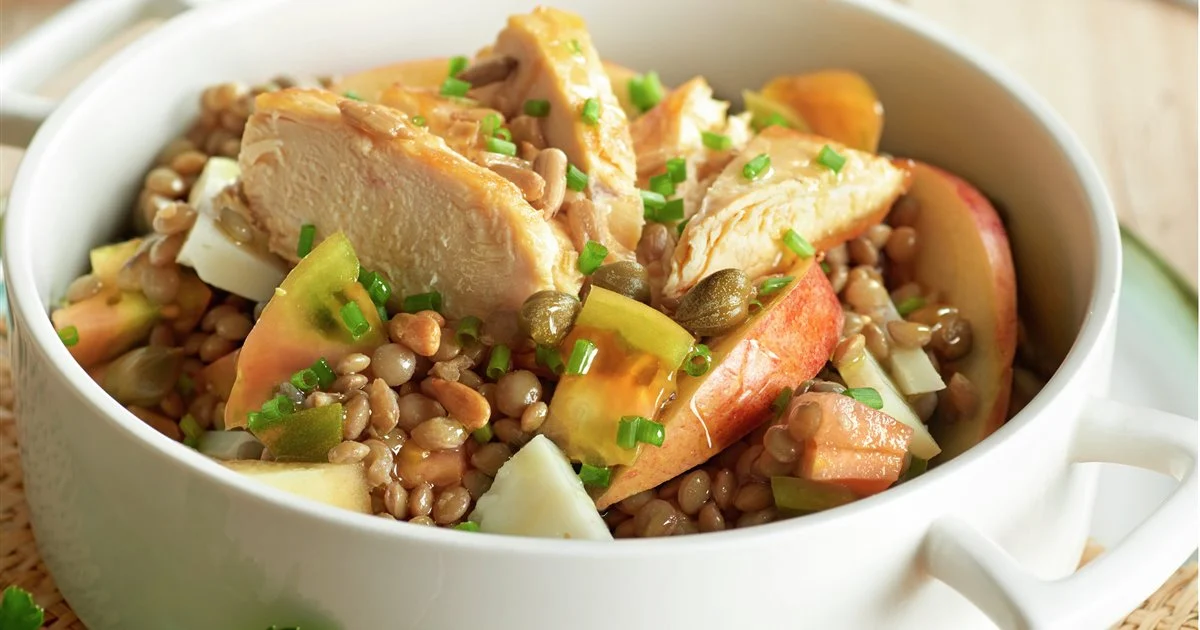 Ensalada de lentejas con pollo, un plato de lo más sano y completo que te puedes llevar a la boca