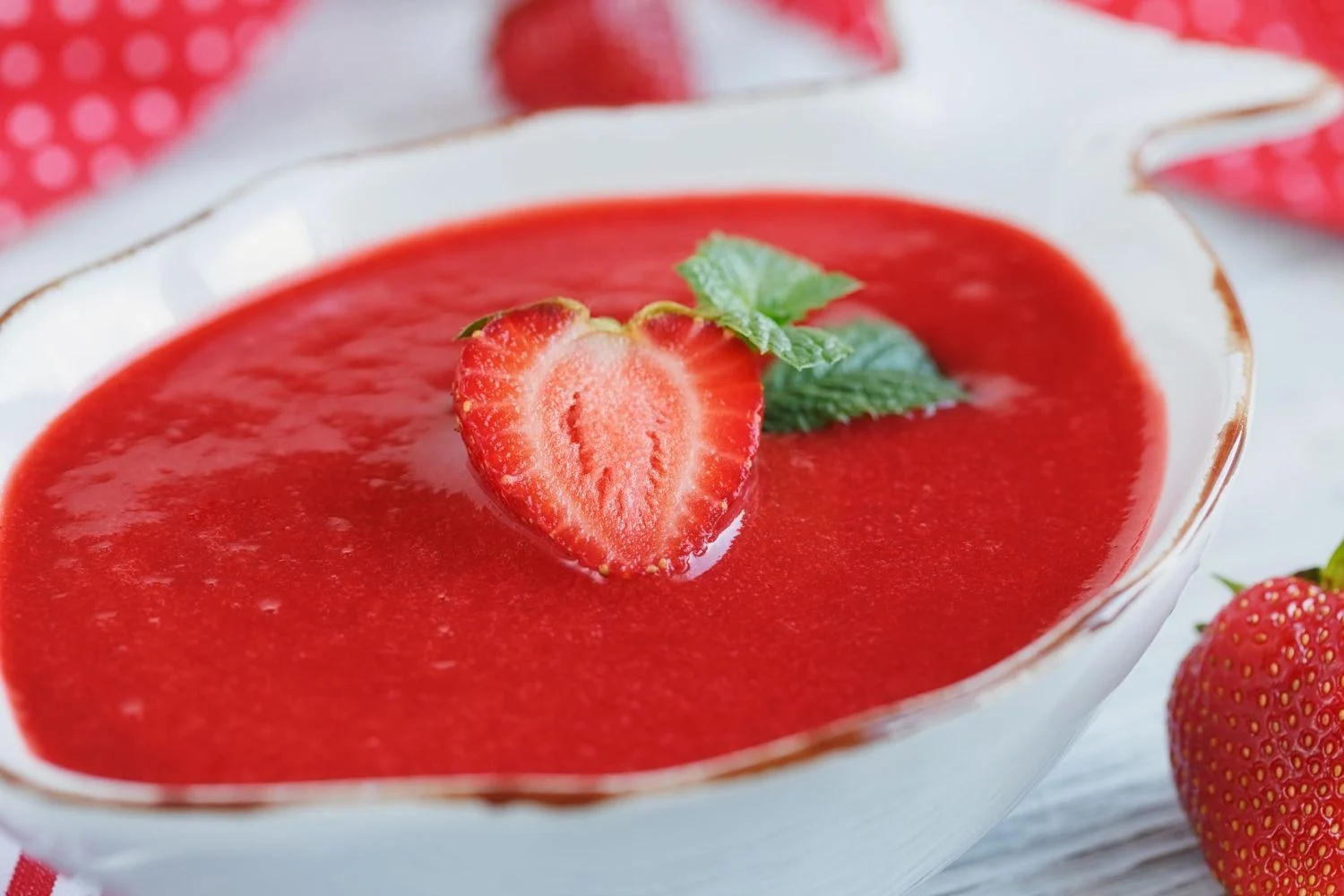 Esta alternativa de fresa al gazpacho tradicional está deliciosa y es muy fácil de preparar (gazpacho de fresas)