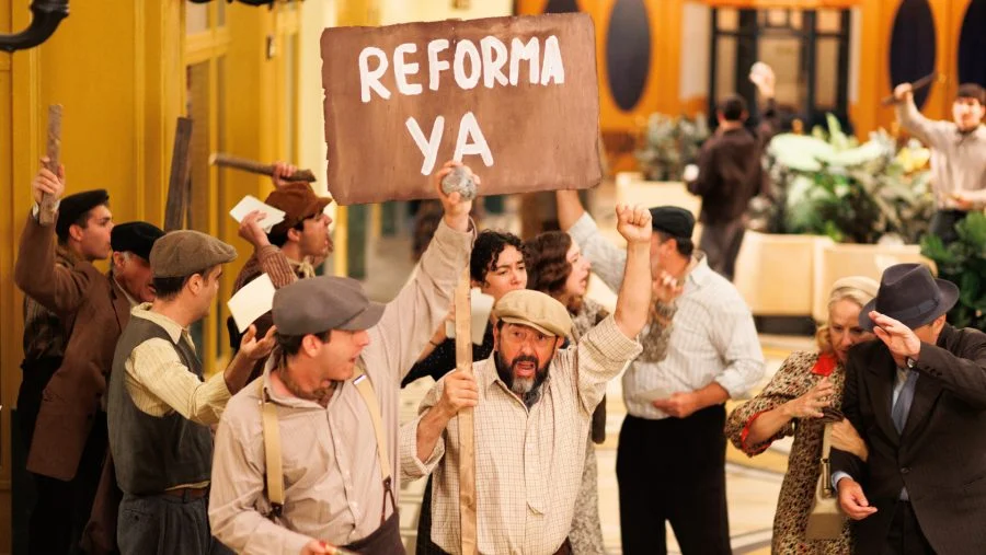 Las revueltas sociales revolucionan la vida de los protagonistas en ‘La Moderna’
