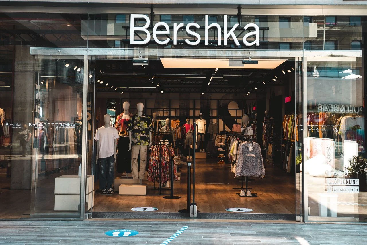 Este bolso de Bershka es el accesorio que te hará brillar esta temporada