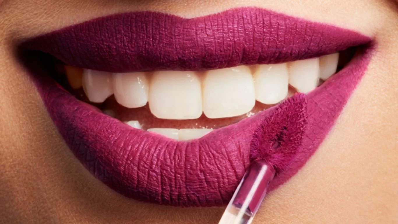 Probé el labial mate de larga duración con casi 100,000 valoraciones positivas y está en oferta en Amazon