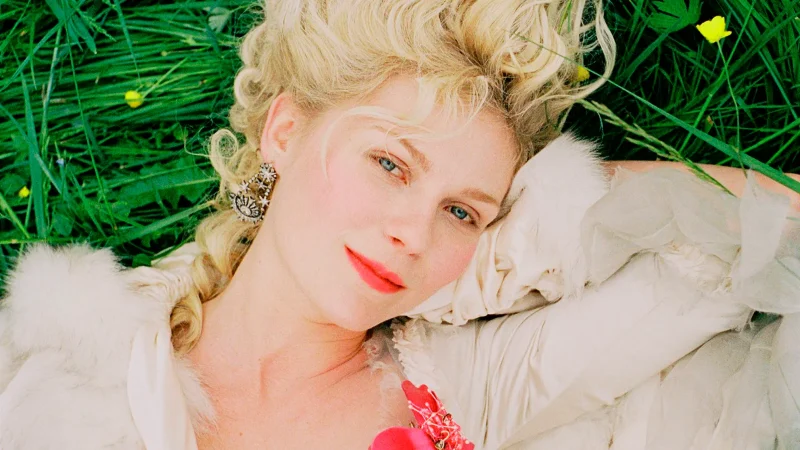 Si te gusta 'Los Bridgerton', no puedes perderte la nueva serie de época de Movistar Plus+ 3 Merca2.es Maria Antonieta pelicula Kirsten Dunst Merca2.es