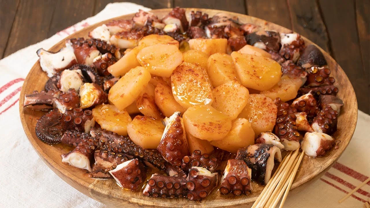 Pulpo a la gallega exprés: delicia tradicional con patatas en microondas en solo 15 minutos
