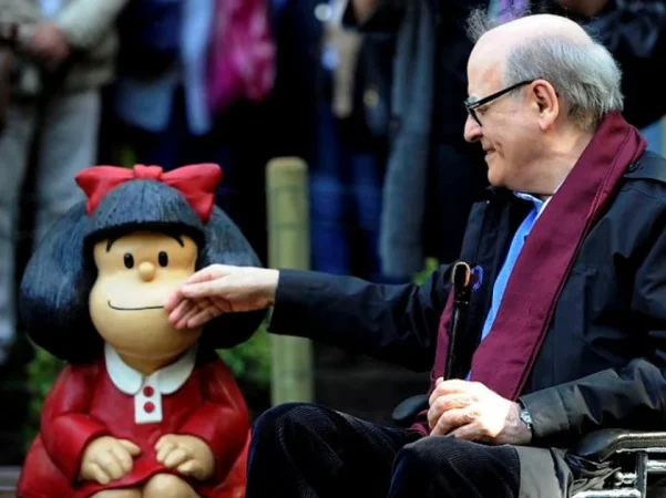 Quino creador de Mafalda con una estatua Merca2.es