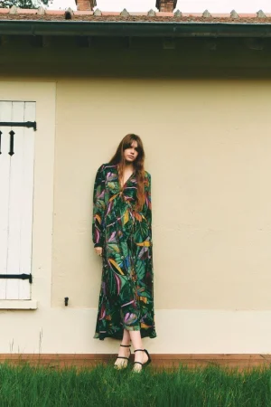 Descubre la nueva colección de vestidos de Sfera, que redefine la elegancia y estilo 7 Merca2.es Vestido estampado flecos