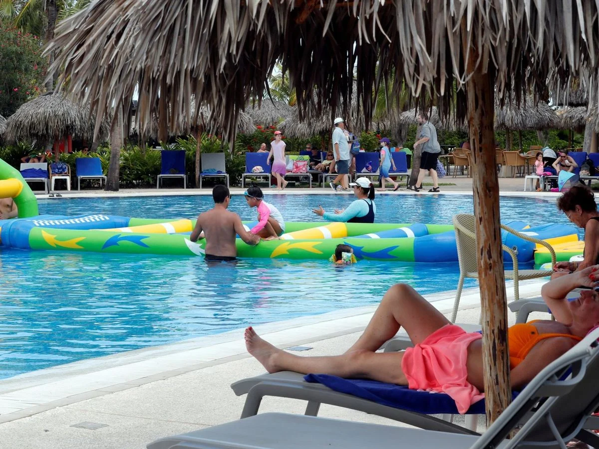 Los españoles destinan un promedio de 1.232 euros este verano, lo que supone un aumento del 9% respecto a 2023