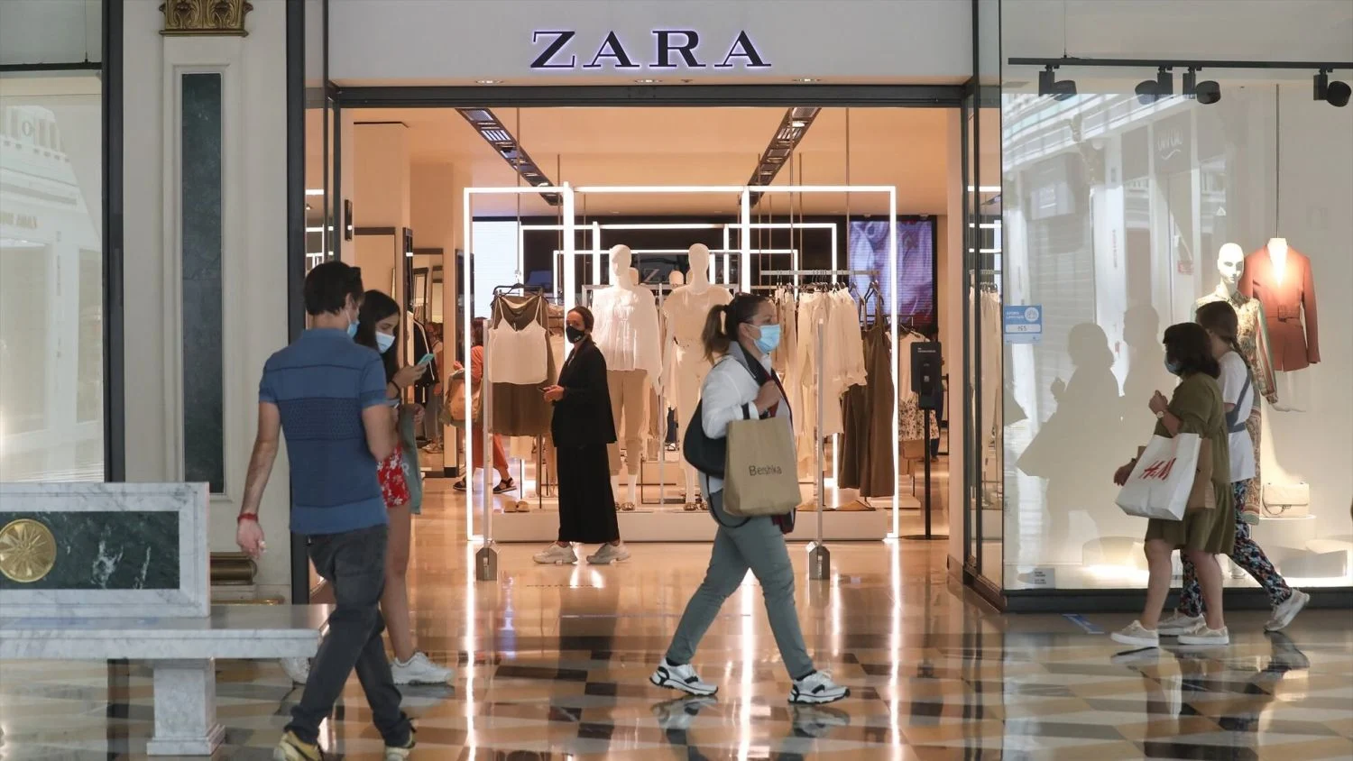 Zara está arrasando este verano con los tops con flores 3D que son autentica tendencia