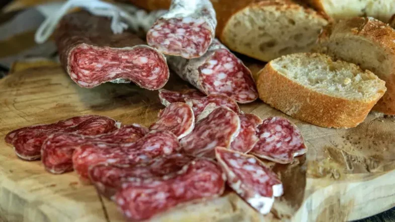 La AESAN emite una alerta sanitaria y retira un popular fuet español por riesgo de salmonella