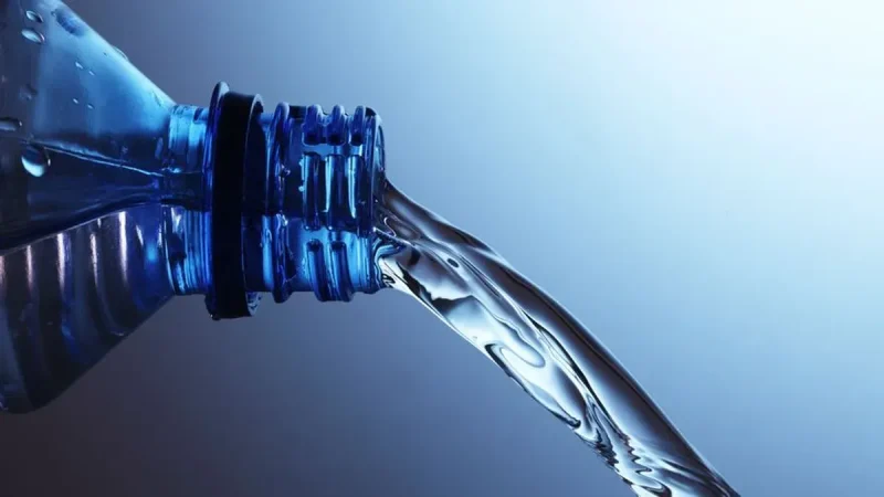 agua botellas plastico enemigo 1 Merca2.es